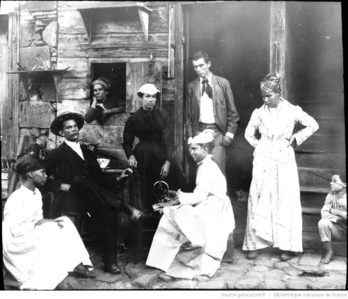 Famille d'ouvriers (mulâtre) à Saint Pierre (1899)